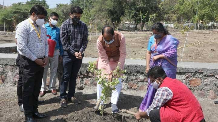 मुख्यमंत्री श्री चौहान ने स्मार्ट उद्यान में बेलपत्र और शमी का पौधा रोपा